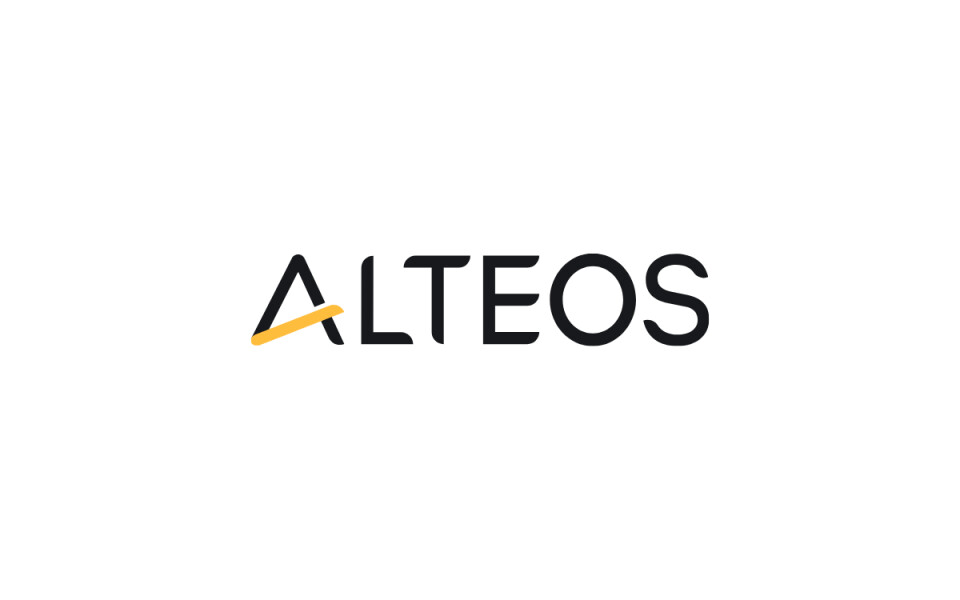 ALTEOS Logo: Moderne Wortmarke mit einer stilisierten gelben Akzentlinie über dem Buchstaben T.